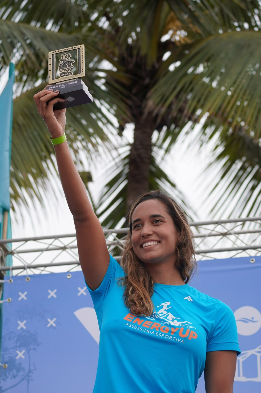Júlia segurando troféu em competição esportiva
